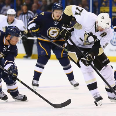 Jevgeni Malkin kuljettaa kiekkoa
