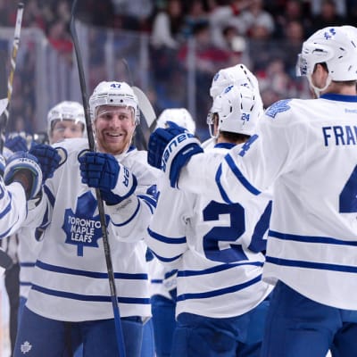 Toronto Maple Leafsin Leo Komarov juhlii ensimmäistä maaliaan NHL:ssä joukkueen kanssa.