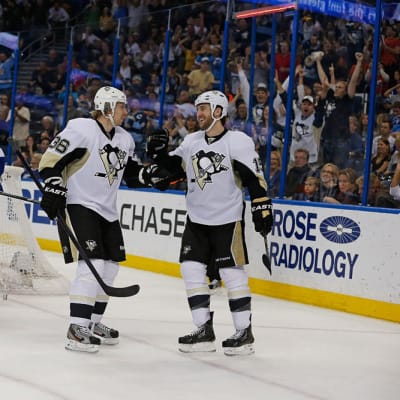 Pittsburgh Penguinsin Jussi Jokinen ja Tanner Glass juhlivat maalia.