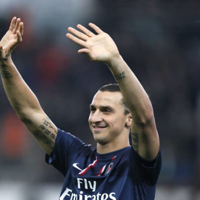 PSG:n Zlatan Ibrahimovic tervehti yleisöä lauantain Troyes-ottelussa.