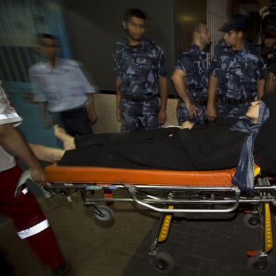 Haavoittunutta naista vietiin al-Shifan sairaalaan Gazassa tiistaina.