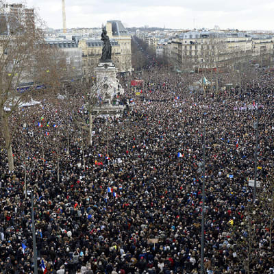 Rauhanmarssille osallistui satojatuhansia Pariisissa sunnuntaina.