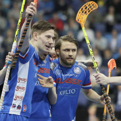 Eemeli Salin (vas.), Nico Salo (oik.) ja Mikko Leikkanen juhlivat 1-1-osumaa.
