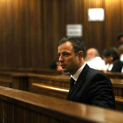 Oscar Pistorius istuu oikeussalissa.