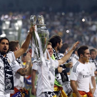 Real Madridin pelaajat kannattelevat Mestarien liigan voittopokaalia.