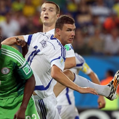 Bosnia ja Hertsegovinan Edin Dzeko tavoittelee palloa.