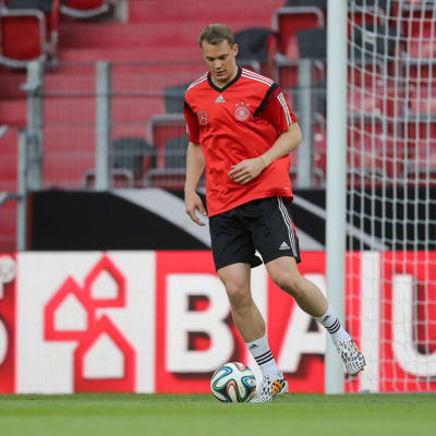 Saksan maalivahti Manuel Neuer harjoituksissa.