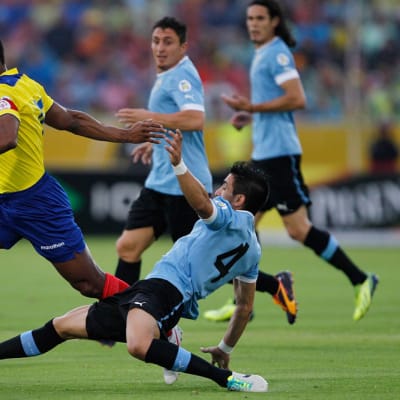 Ecuadorin Antonio Valencia yrittää ohittaa Uruguayn Jorge Fucilen.