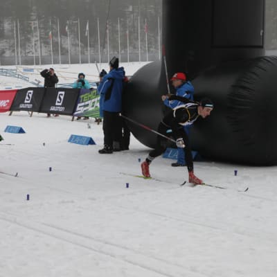 Ristomatti Hakola lyö Kari Variksen loppukirissä