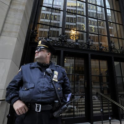 Kaksi poliisia vartiossa New Yorkin keskuspankin edessä.