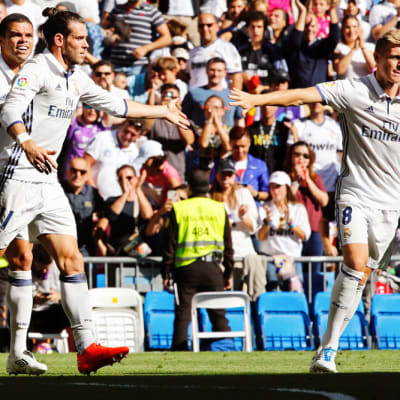 Pepe, Gareth Bale ja Toni Kroos juhlivat maalia.
