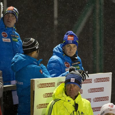 Suomen mäkijoukkueen päävalmentaja Andreas Mitter (oikealla)