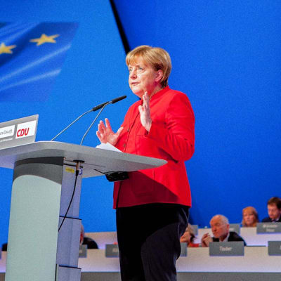 Angela Merkel pitää puhetta