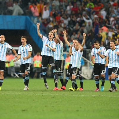 Argentiinan pelaajat riemastuvat rangaistuspotkukilpailun ratkettua.