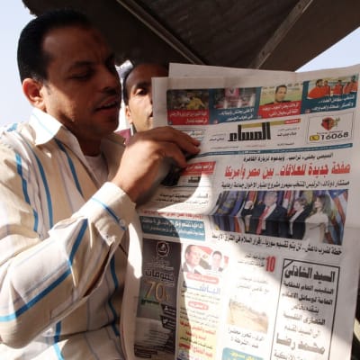 Mies lukee arabiankielistä lehteä Egyptissä