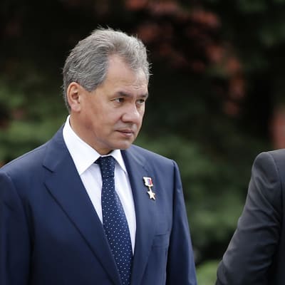 Venäjän puolustusministeri Sergei Šoigu. Oikealla Venäjän presidentti Vladimir Putin.