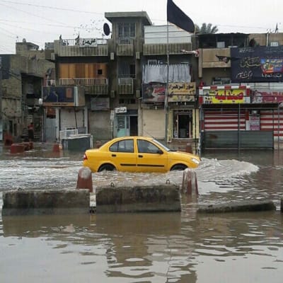 taksi ajamassa tulvivalla kadulla Irakissa