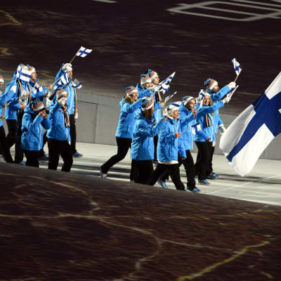 Suomen joukkue marssii stadionille Sotshin olympialaisten avajaisissa.