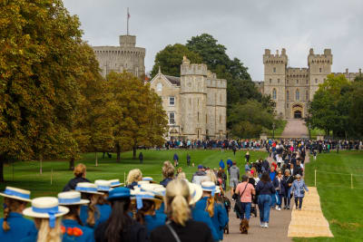 Människor strömmar mot slottet Windsor Castle.