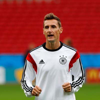 Saksan Miroslav Klose juoksee harjoituskentällä.