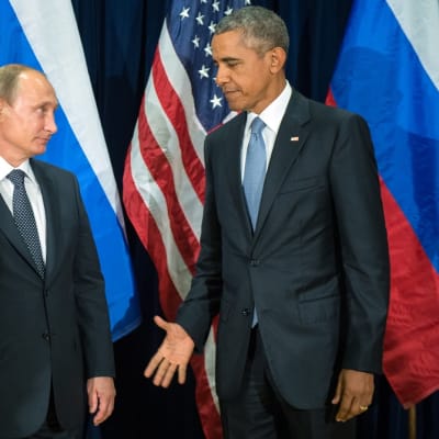 Venäjän presidentti Vladimir Putin ja Yhdysvaltain presidentti Barack Obama kättelevät.