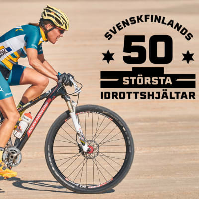 Pia Sundstedt cyklar. På bilden också logon för Svenskfinlands 50 största idrottshjältar.