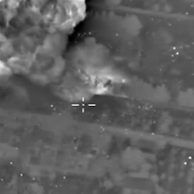 Venäjän puolustusministeriön keskiviikkona julkaisemassa videomateriaalissa näkyvä savupilvi tulee Venäjän mukaan ilmaiskusta Isis-järjestön komentokeskusta vastaan Aleppon lähellä Syyriassa.