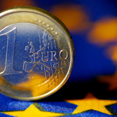 Euron kolikko EU-lipun päällä.