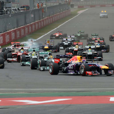 Autot syöksyvät ensimmäiseen mutkaan Etelä-Korean F1-osakilpailussa.