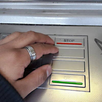 Poliisi neuvoo peittämään tunnusluvun toisella kädellä automaateilla asioidessa.
