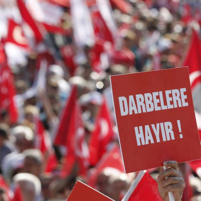 Vallankaappausyritystä vastustava mielenosoitus Istanbulissa