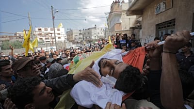 14 av de 16 dödsoffren begravdes på lördagen i Gaza