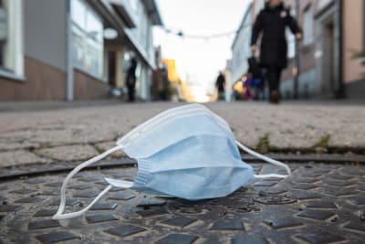 Munskydd på marken på Kungsgatan i Ekenäs.