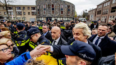 Geert Wilders främlingsfientliga parti PVV har utnyttjat skjutningen i Utrecht i sin valkampanj medan andra partier lade sina på is