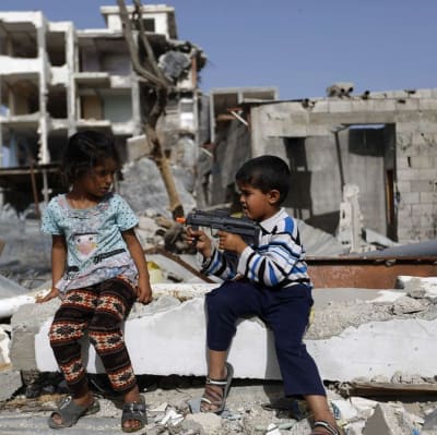 Palestinska barn leker i Beit Hanun, Gaza den 27 maj 2015.