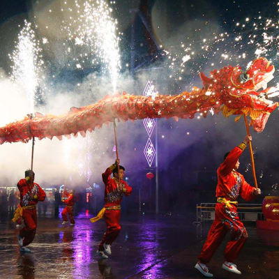 Tanssiryhmä kuljetti lohikäärme-hahmoa Uuden vuoden juhlassa Pekingissä 19. helmikuuta.