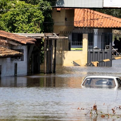 Tulvavesiä Paraguayn pääkaupungissa Asuncionissa.