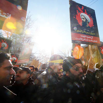 Iranilaisia mielenosoittajia Saudia-Arabian suurlähetystön edustalla Teheranissa 3. tammikuuta.