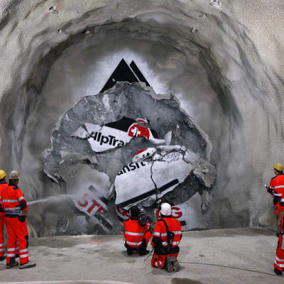 Kaivosmiehet seuraavat rautatietunnelin porausta Gotthardin tunnelityömaalla. 