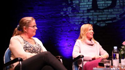 Två författare som samtalar på Bokkalaset 2021 i Ekenäs.