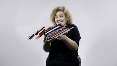 Ida Kronholm tappar högen med böcker ur famnen.