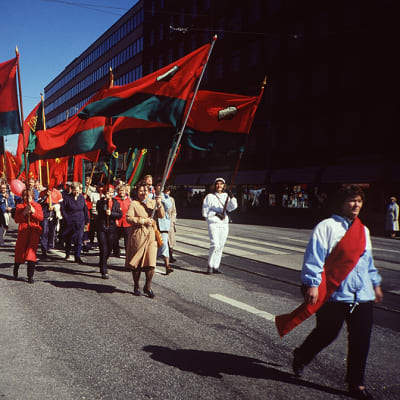 Työläisiä vappumarssilla Hakaniemessä Helsingissä 1. toukokuuta vuonna 1989.