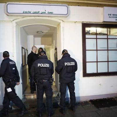 Useita poliiseja osallistui terrorisminvastaiseen ratsiaan Saksassa. Viranomaiset tekivät etsintöjä islamististen verkkojen koteihin ja moskeijoihin kymmenessä Saksan osavaltiossa 15. marraskuuta 2016. Poliisit Al-Taqwa moskeijan edessä Hampurissa. 