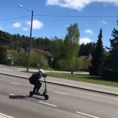 Poliisi testaa partion kohtaamaa sähköpotkulautaa.