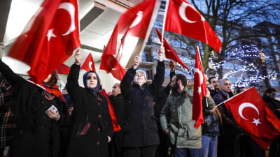 Turkiska demonstranter utanför Turkiets generalkonsulat i Rotterdam, Nederländerna