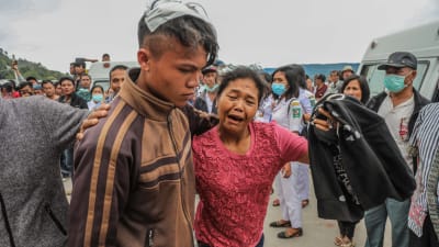 En mamma grät i tisdags då hon återförenades med sin unga son som tillhör fåtalet överlevande efter färjeolyckan. 