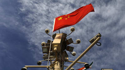 Kinas flagga och övervakningskameror.