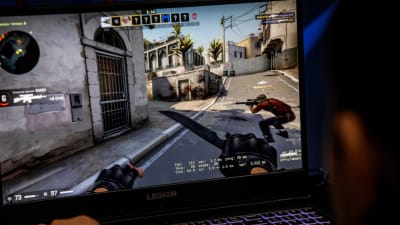 En datorskärm där man kan se spelet Counter-Strike:go. Karaktären spelaren spelar med är beväpnad med kniv, i bild syns också hans lagkamrat som är beväpnad med ett skjutvapen.