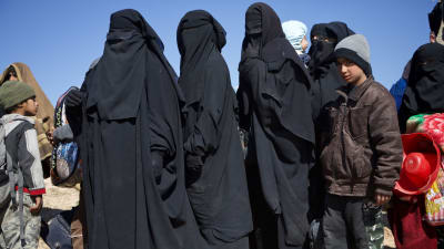 Så kallade IS-familjer i interneringslägret al-Hol i nordöstra Syrien.