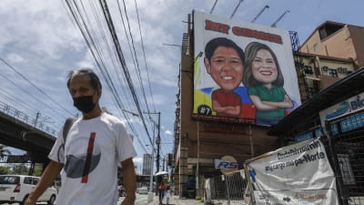 En valaffisch med Ferdinand "Bongbong" Marcos jr. och vicepresidentkandidaten Sara Duterte.